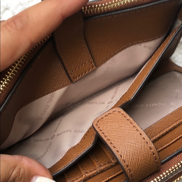 Michael Kors wristlet smartphone wallet - Picture 8 of 9